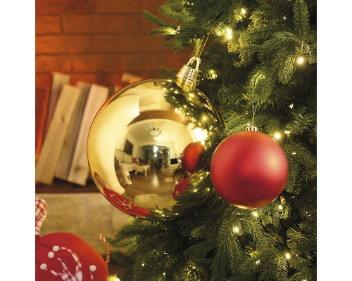 Brad împodobit cu globuri aurii și roșii