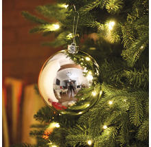 Glob de Crăciun pe un brad de Crăciun cu iluminare