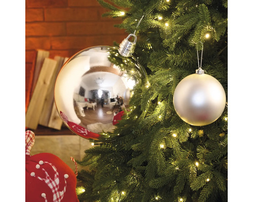 Brad împodobit cu globuri și luminițe