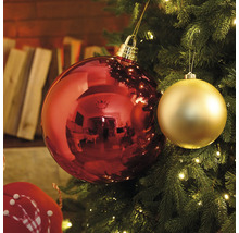 Brad împodobit cu globuri roșii și aurii