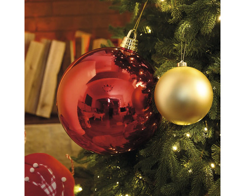Brad împodobit cu globuri roșii și aurii