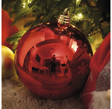 Glob de Crăciun roșu sub un brad de Crăciun