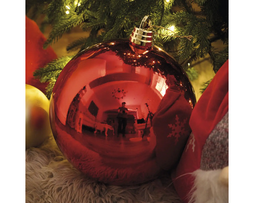 Glob de Crăciun roșu sub un brad de Crăciun