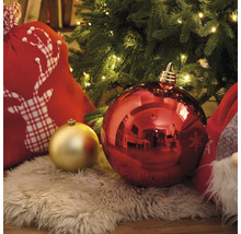 Colț de Crăciun decorat cu globuri de Crăciun, sac de cadouri și brad de Crăciun