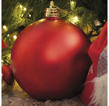 Glob mare de Crăciun roșu sub un pom de Crăciun