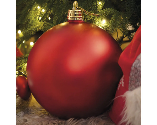 Glob mare de Crăciun roșu sub un pom de Crăciun