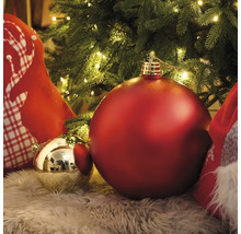 Brad împodobit cu globuri de Crăciun și ciorapi de Crăciun