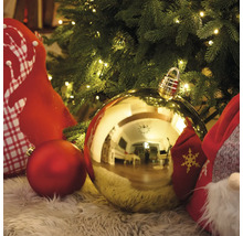 Scenă cu globuri de Crăciun și decorațiuni pe un covor sub un brad de Crăciun