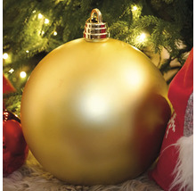 Glob de pom de Crăciun auriu sub un pom de Crăciun