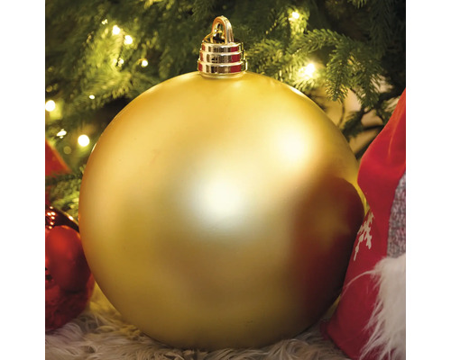 Glob de pom de Crăciun auriu sub un pom de Crăciun