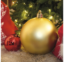 Globuri aurii și roșii de Crăciun sub un pom de Crăciun