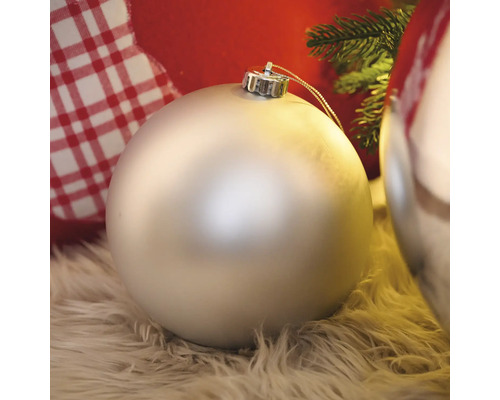 Glob de Crăciun argintiu pe un covor