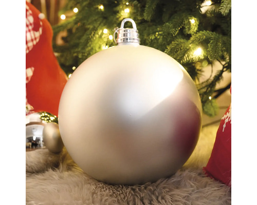 Glob mare de Crăciun sub un pom de Crăciun