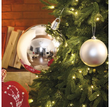 Brad cu globuri argintii și albe și ghirlandă luminoasă