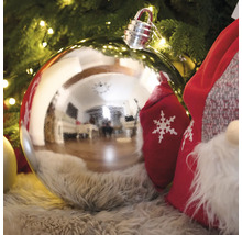 Glob de Crăciun argintiu sub bradul de Crăciun