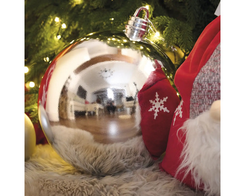 Glob de Crăciun argintiu sub bradul de Crăciun