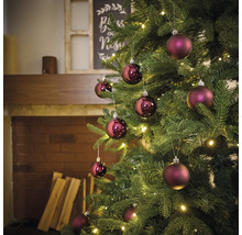 Brad împodobit cu globuri de Crăciun