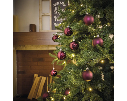 Brad împodobit cu globuri de Crăciun