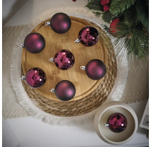 Globuri decorative de Crăciun pe o farfurie de lemn