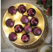 Aranjament de globuri de pom de Crăciun și ghirlandă luminoasă pe tavă de lemn