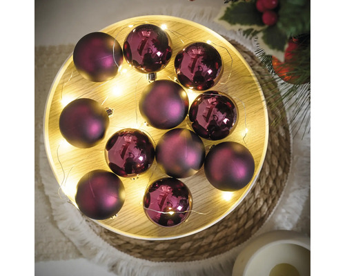 Aranjament de globuri de pom de Crăciun și ghirlandă luminoasă pe tavă de lemn