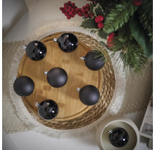 Globuri decorative negre de Crăciun pe o masă