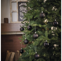 Brad împodobit cu globuri negre de Crăciun.