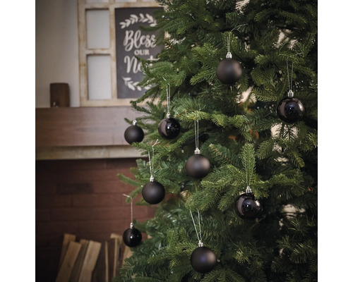 Brad împodobit cu globuri negre de Crăciun.