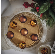 Aranjament decorativ cu globuri de Crăciun pe o tavă rotundă din lemn