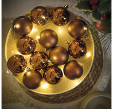 Globuri decorative de Crăciun pe tavă cu șir de lumini