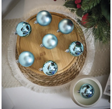 Globuri decorative de Crăciun într-un bol de lemn