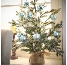 Brad decorativ de Crăciun cu globuri ca ornament de masă