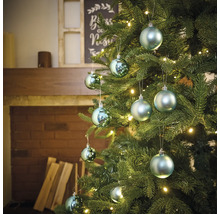 Brad împodobit cu globuri și luminițe