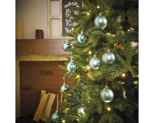 Brad împodobit cu globuri și luminițe