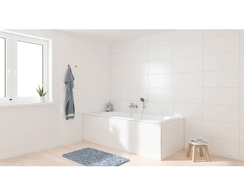 Baie luminoasă cu cadă, fereastră și prosop