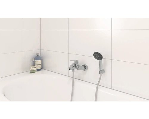 Baie cu cadă, robinet și duș de mână, plus săpun și șampon