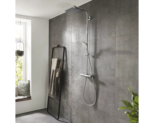 Baie cu sistem de duș cu duș de cap și duș de mână, plus suport pentru prosoape