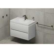 Baie cu dulap de lavoar, robinet, suport pentru prosop, dozator de săpun și cârlige