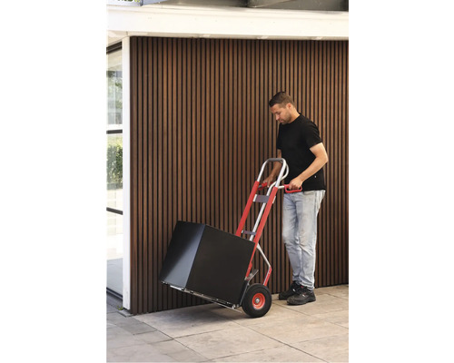 O persoană transportă o cutie cu un cărucior.