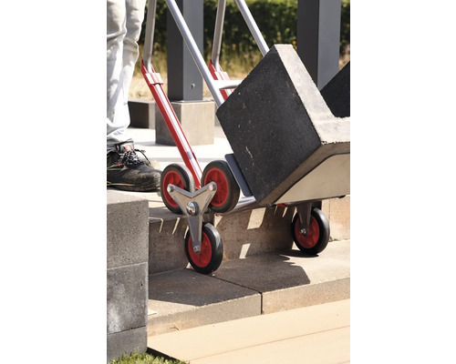 Cărucior de scări cu blocuri de piatră pe o scară