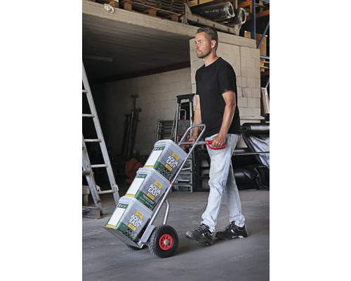 Un bărbat transportă găleți cu vopsea cu un cărucior