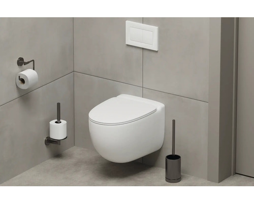 Baie modernă cu vas WC suspendat, suport pentru hârtie igienică și perie WC