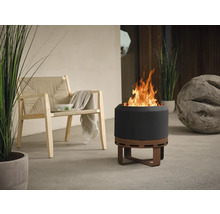 Scenă cu vatră, scaun și decorațiuni pentru exterior