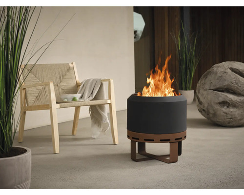 Scenă cu vatră, scaun și decorațiuni pentru exterior