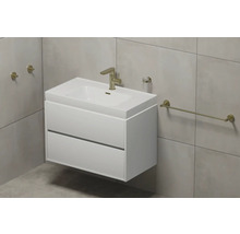 Baie modernă cu dulap alb sub lavoar, baterie, suport pentru prosoape și cârlige de perete.