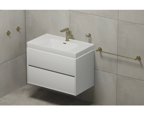 Baie modernă cu dulap alb sub lavoar, baterie, suport pentru prosoape și cârlige de perete.