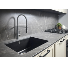 Chiuvetă de bucătărie cu robinet flexibil în fața blatului