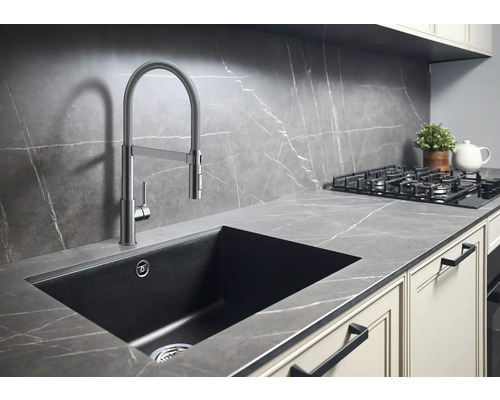 Chiuvetă de bucătărie cu robinet flexibil în fața blatului