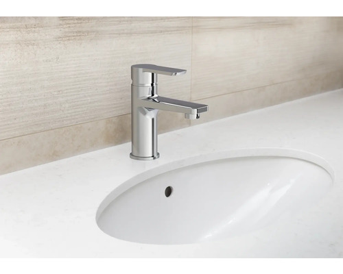 Baterie de lavoar pe o chiuvetă albă