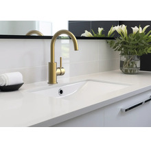 Baie luminoasă cu lavoar, robinet și decorațiuni